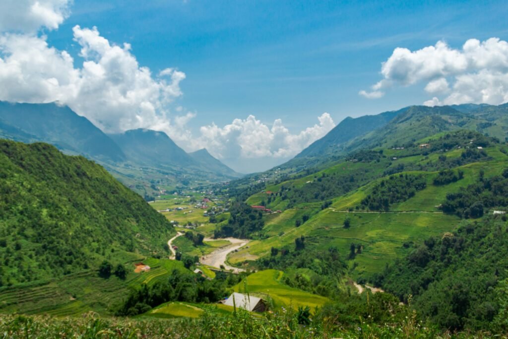 Vue panoramique de la vallée de Muong Hoa et des rizières en terrasses près de Sapa, Vietnam